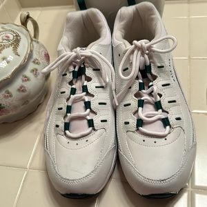 Easy Spirit White Leather Romy Walk & Run Athletic shoes -Size 9 EUC
